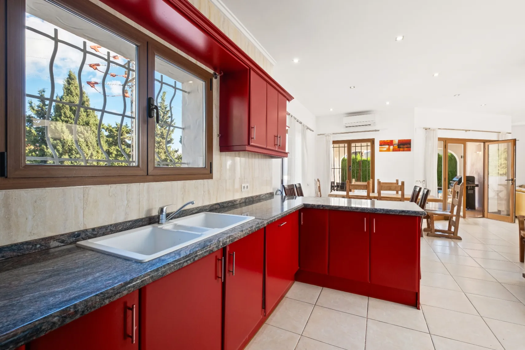 Vila spațioasă cu 10 camere de vânzare în Moraira, cu piscină privată și grădină.