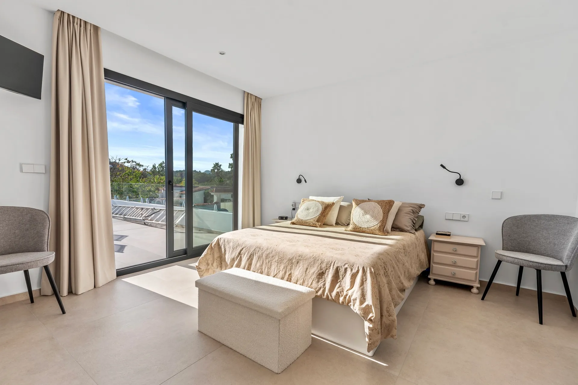 Modern new-build villa for sale in La Nucía with pool and garden.