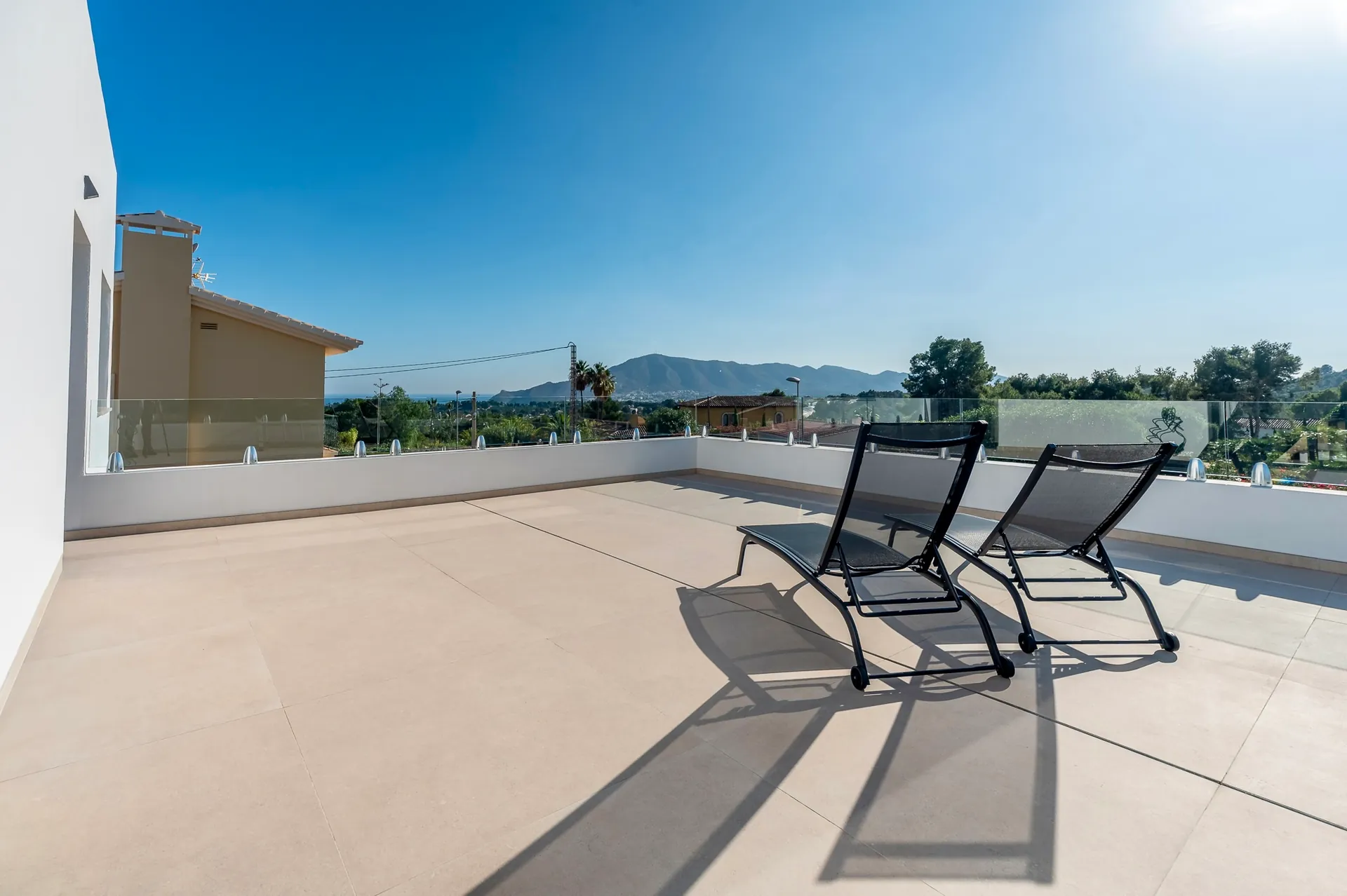 Modern new-build villa for sale in La Nucía with pool and garden.