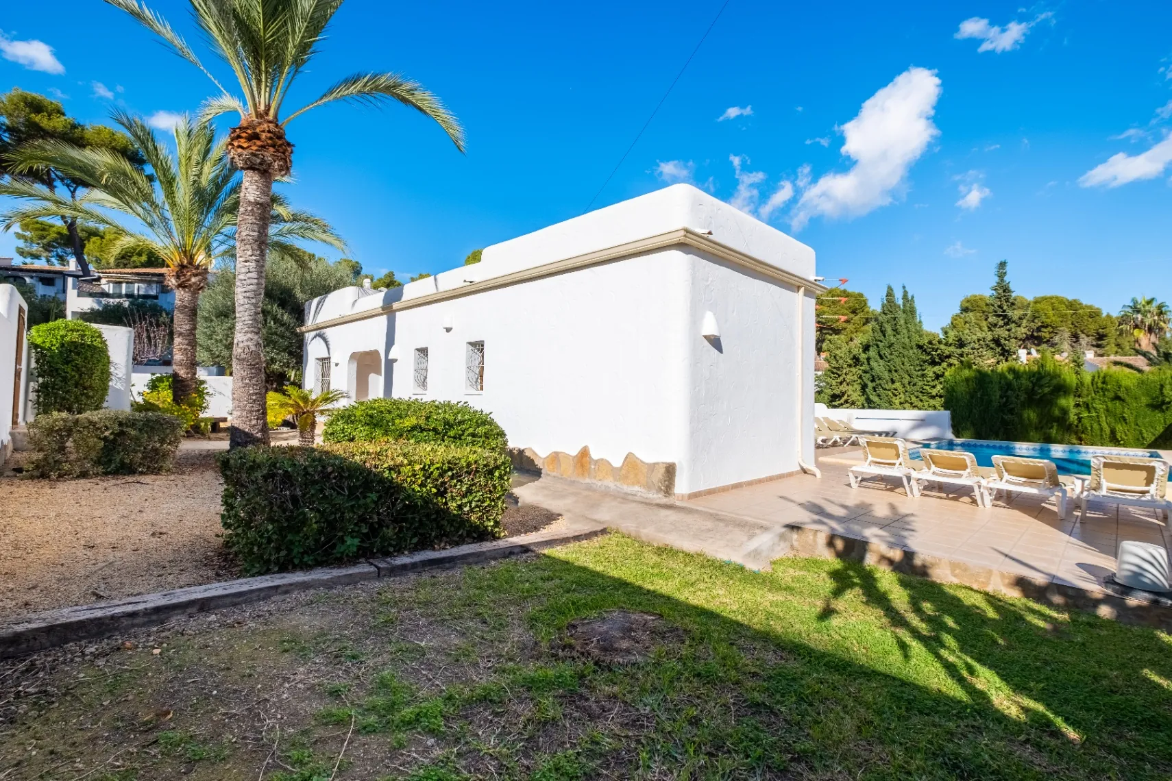 Vila spațioasă cu 10 camere de vânzare în Moraira, cu piscină privată și grădină.