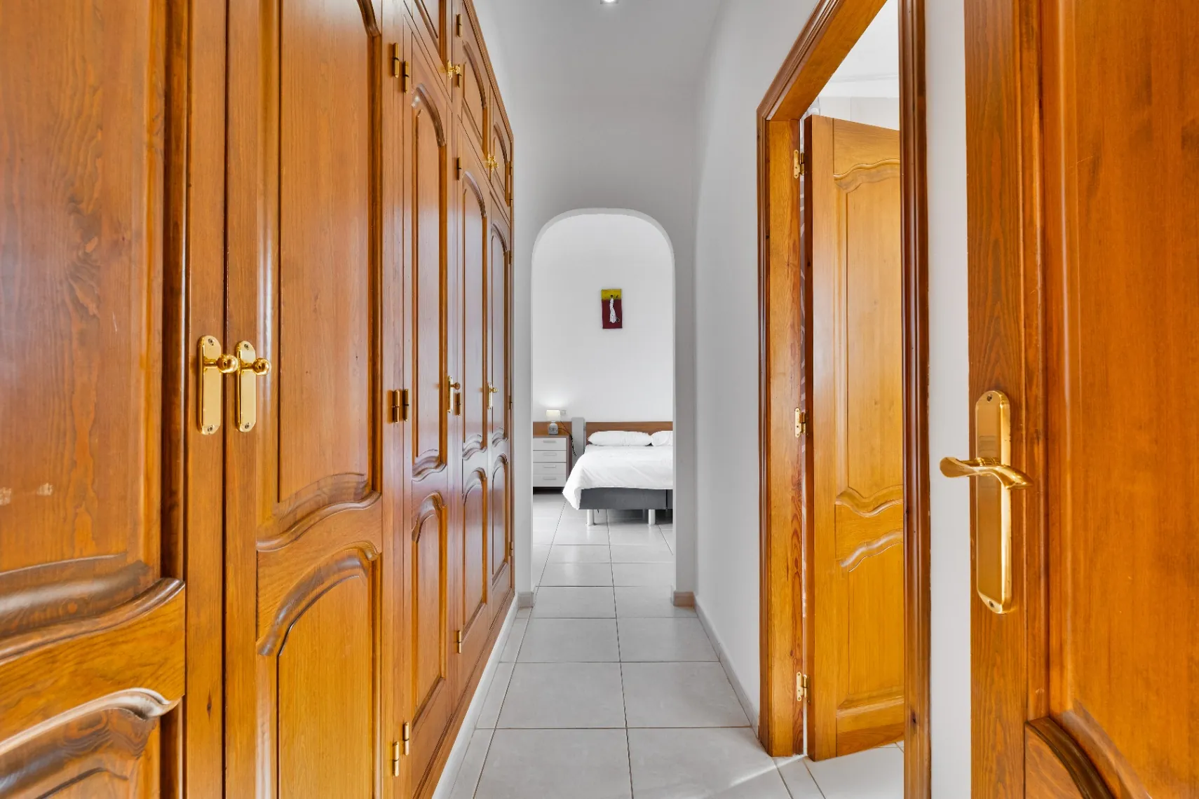 Vila spațioasă cu 10 camere de vânzare în Moraira, cu piscină privată și grădină.