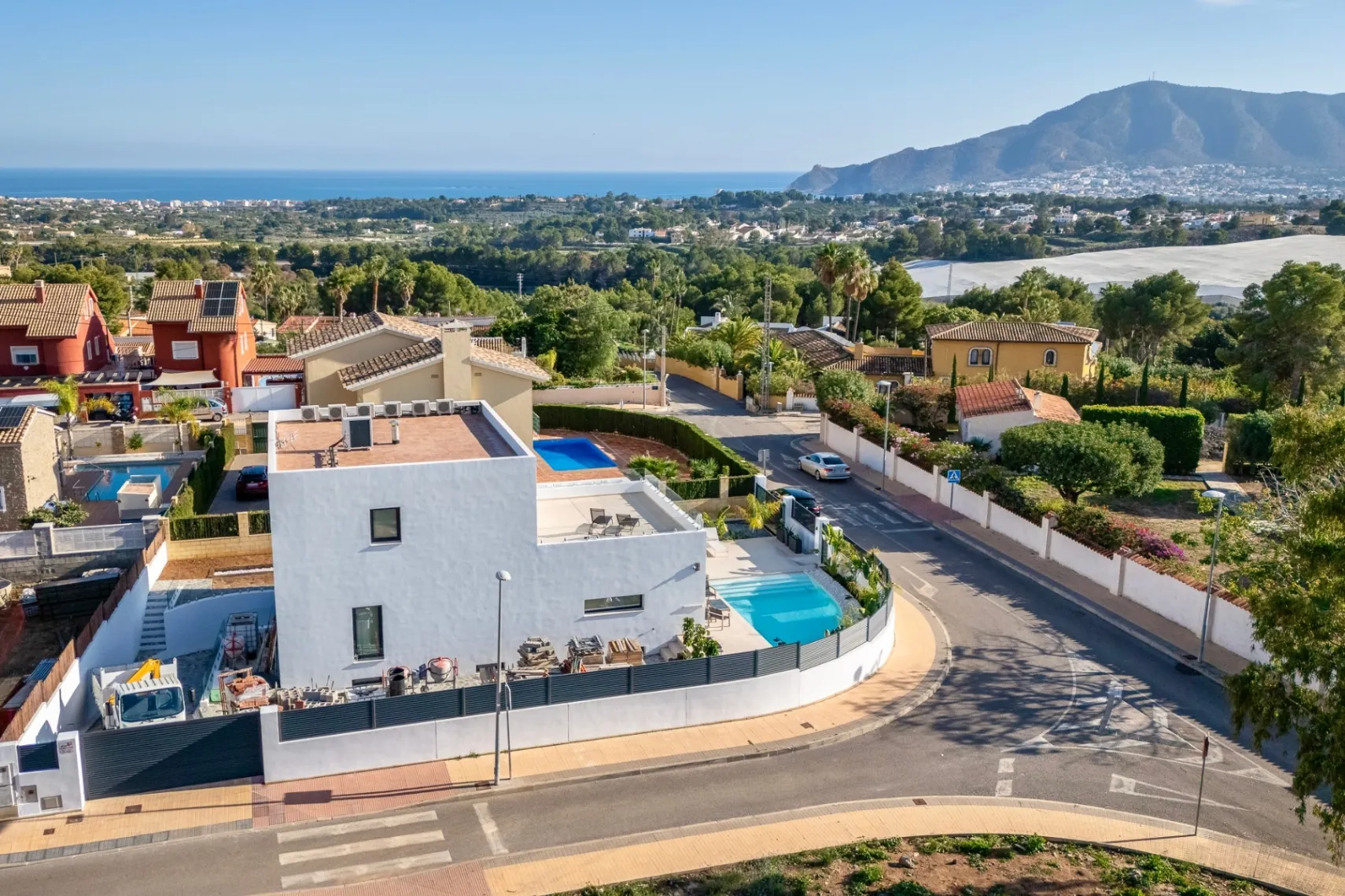 Modern new-build villa for sale in La Nucía with pool and garden.