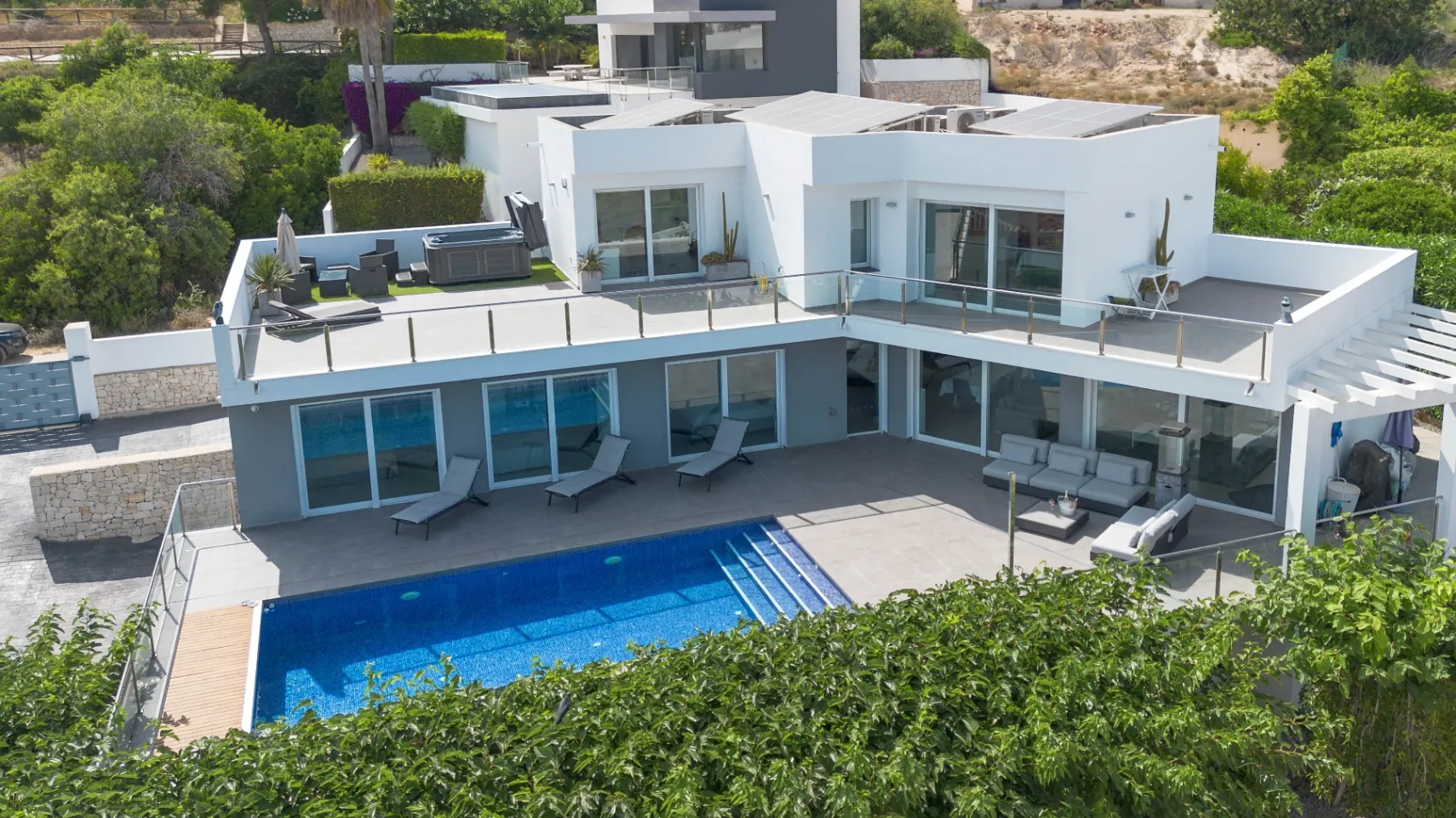 Vila contemporană cu piscină și jacuzzi de vânzare în Moraira