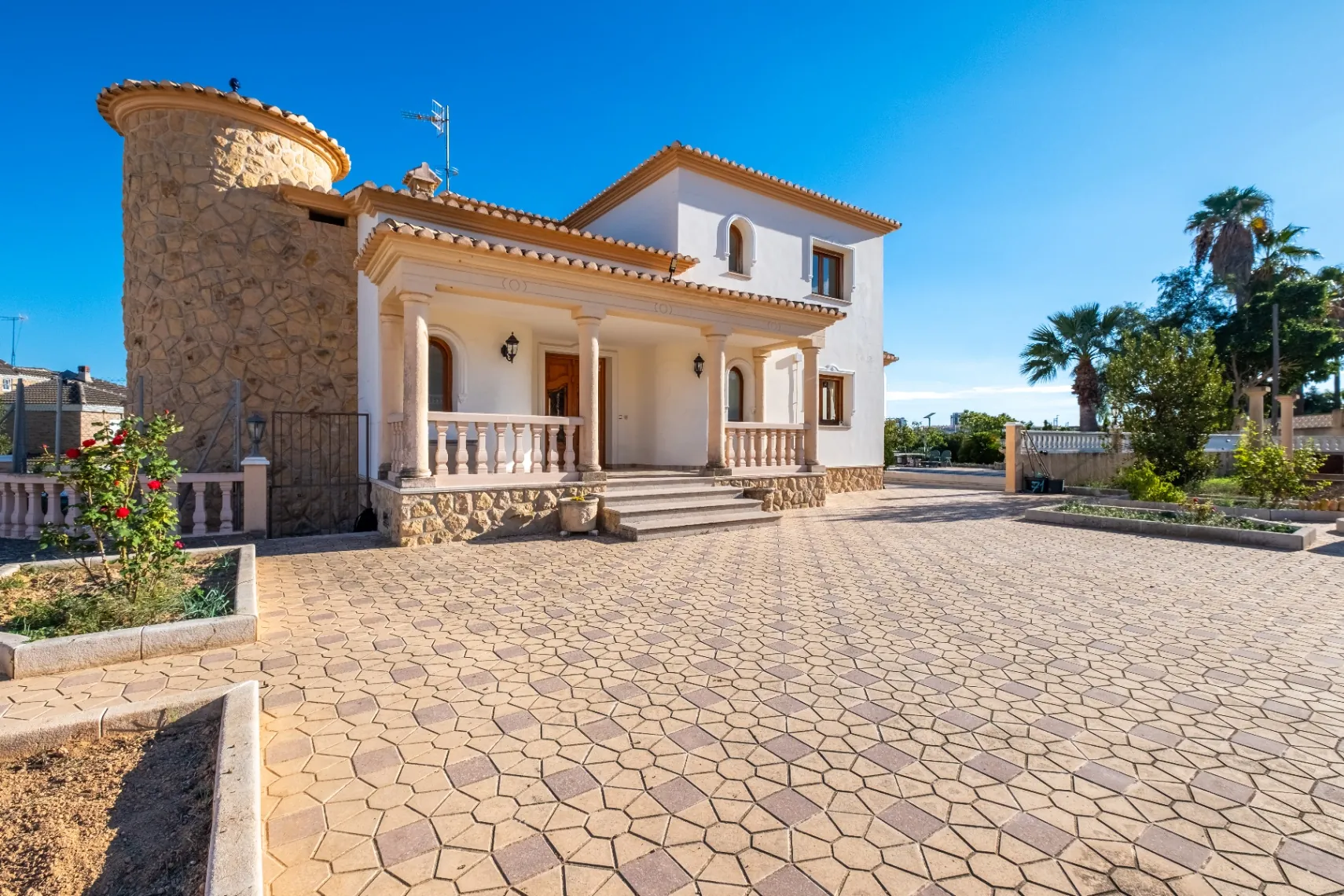 Vila amplă de familie cu apartament pentru oaspeți și vederi la munte de vânzare în Calpe.
