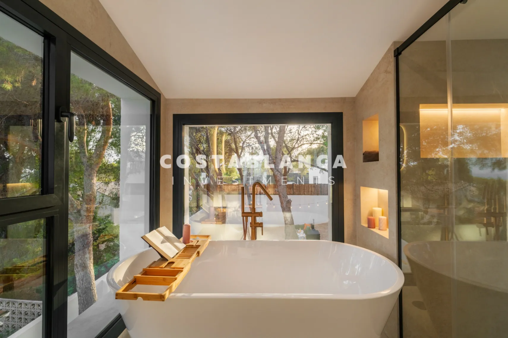 Vila modernă ibiziană cu piscină privată și terasă pe acoperiș în Altea
