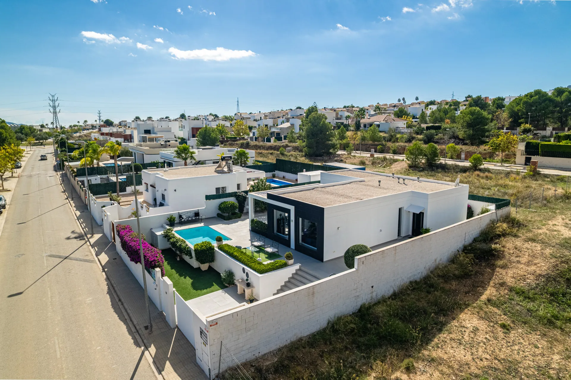 Vila modernă cu un etaj de vânzare în Polop, cu vedere la mare și la munte.