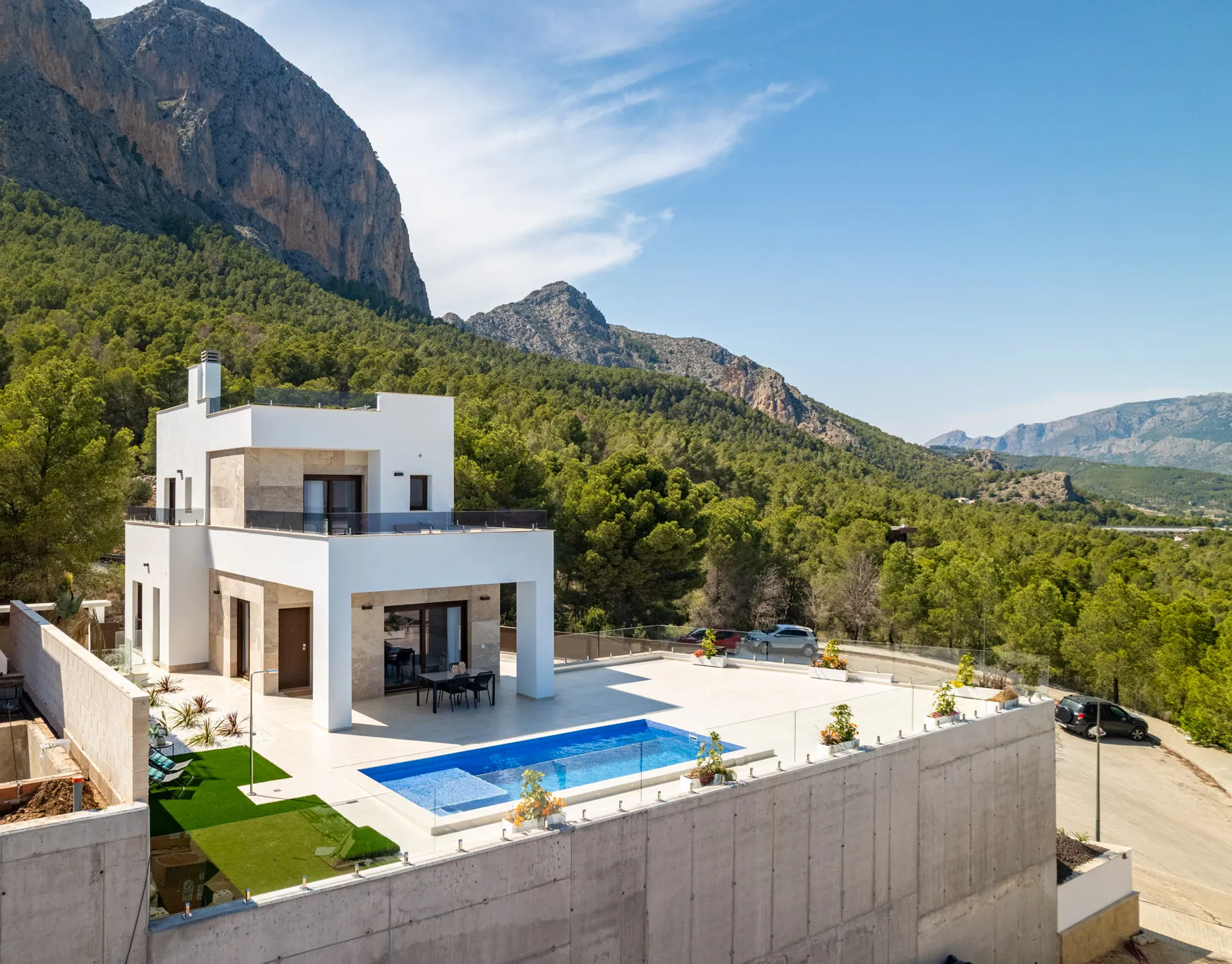 Vilă modernă, nou construită, de vânzare în Polop, cu arhitectură modernă.