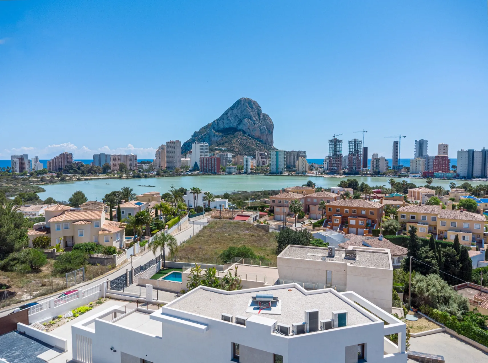 Vila Modernă Orientată Spre Sud de Vânzare în Calpe cu Vederi la Mare și la Peñón de Ifach – Nouă Construcție 2025