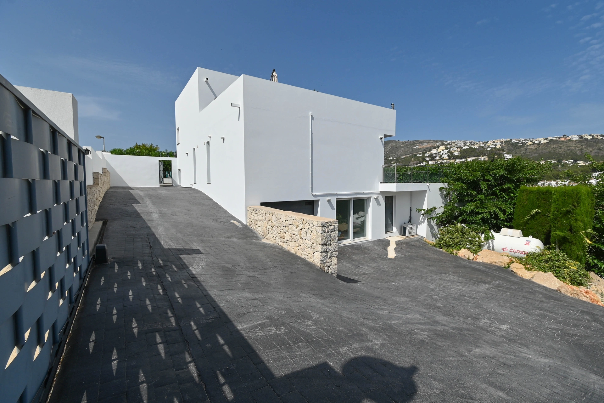 Vila contemporană cu piscină și jacuzzi de vânzare în Moraira
