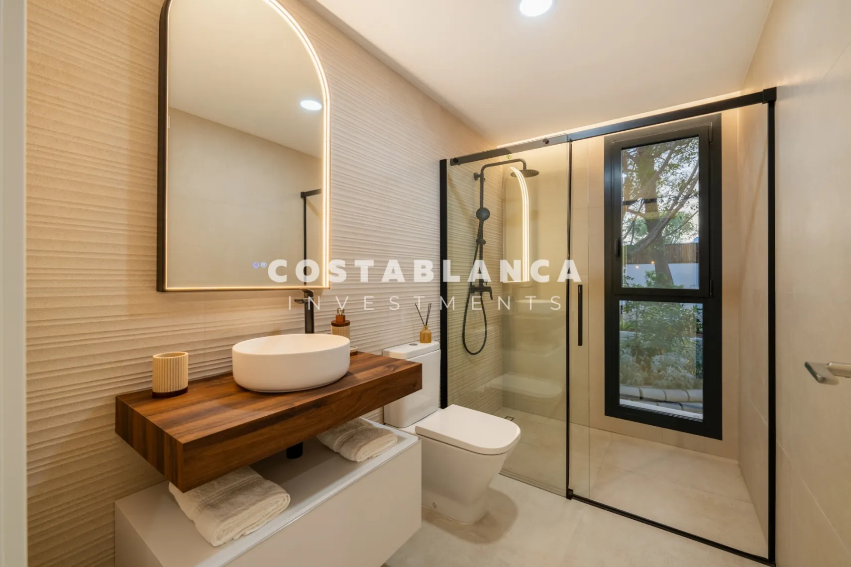 Vila modernă ibiziană cu piscină privată și terasă pe acoperiș în Altea