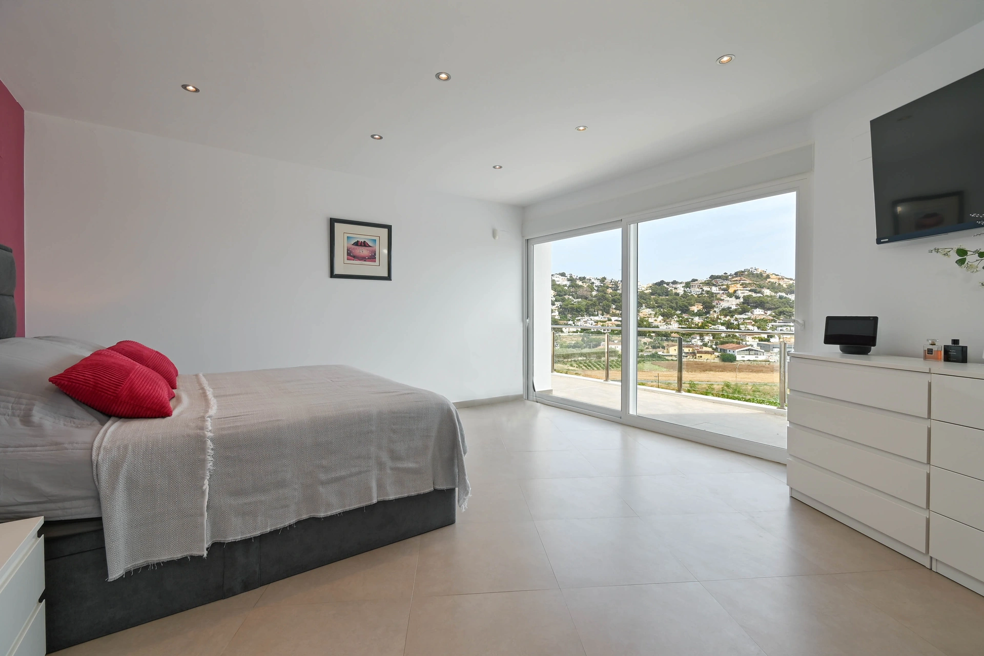 Vila contemporană cu piscină și jacuzzi de vânzare în Moraira