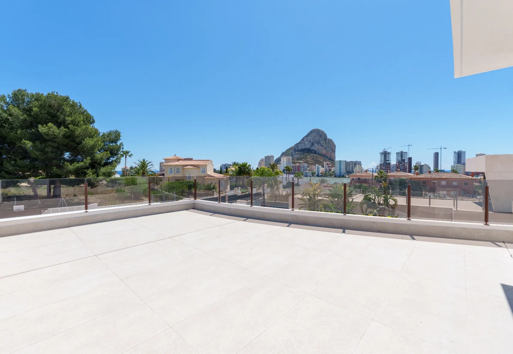 Vila Modernă Orientată Spre Sud de Vânzare în Calpe cu Vederi la Mare și la Peñón de Ifach – Nouă Construcție 2025