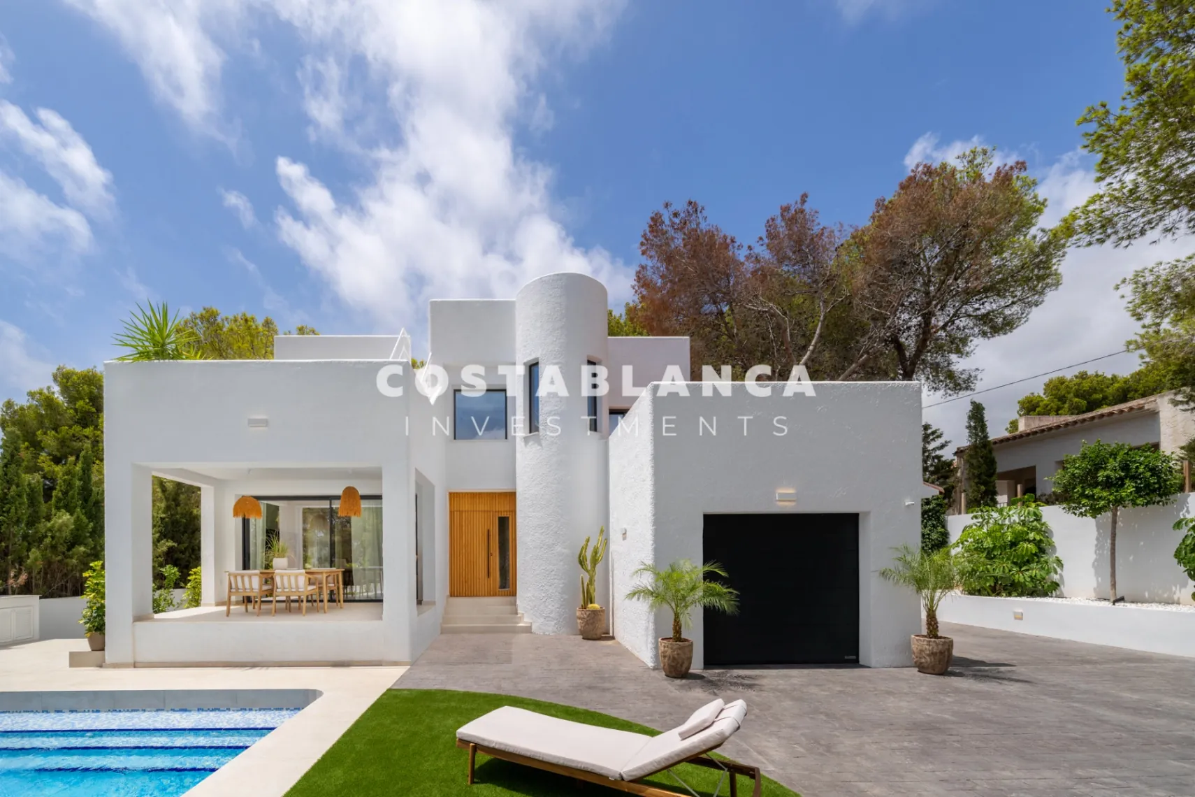 Vila modernă ibiziană cu piscină privată și terasă pe acoperiș în Altea
