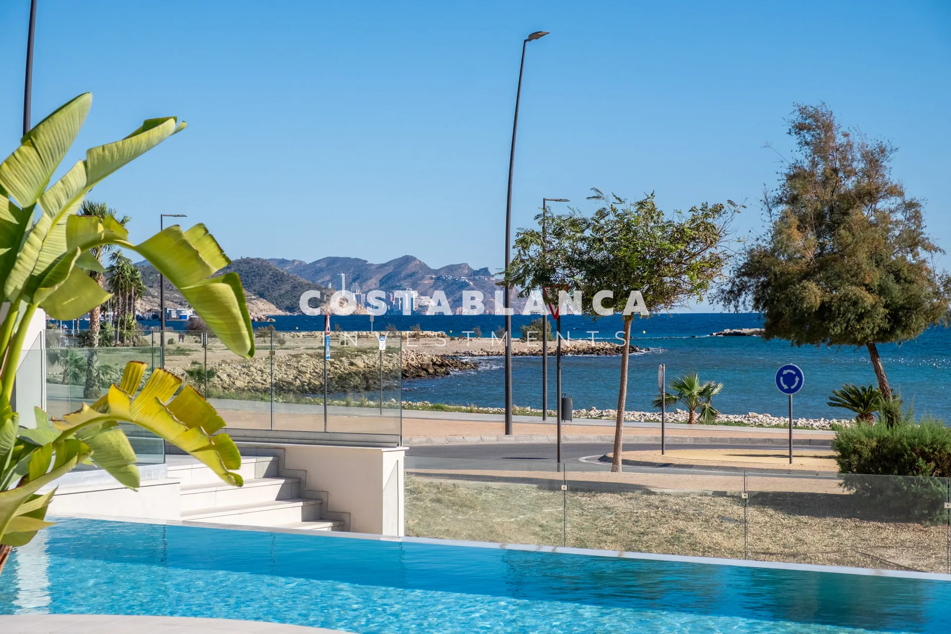 Exceptional apartment on the front line of the Mediterranean with panoramic sea views for sale in Villajoyosa.