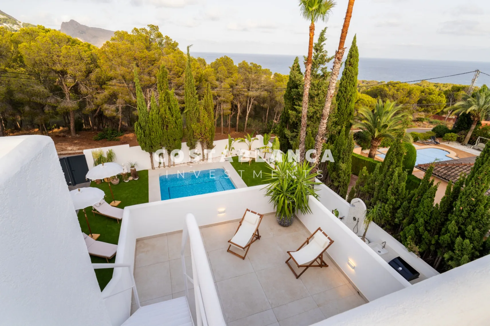 Vila modernă ibiziană cu piscină privată și terasă pe acoperiș în Altea