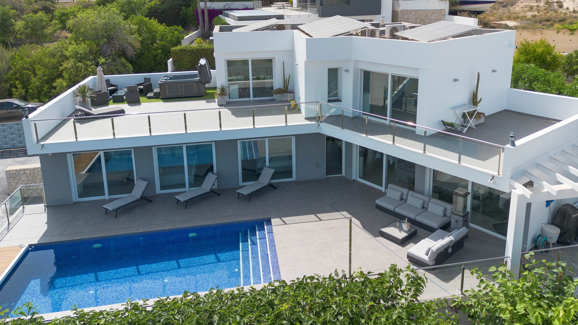 Vila contemporană cu piscină și jacuzzi de vânzare în Moraira