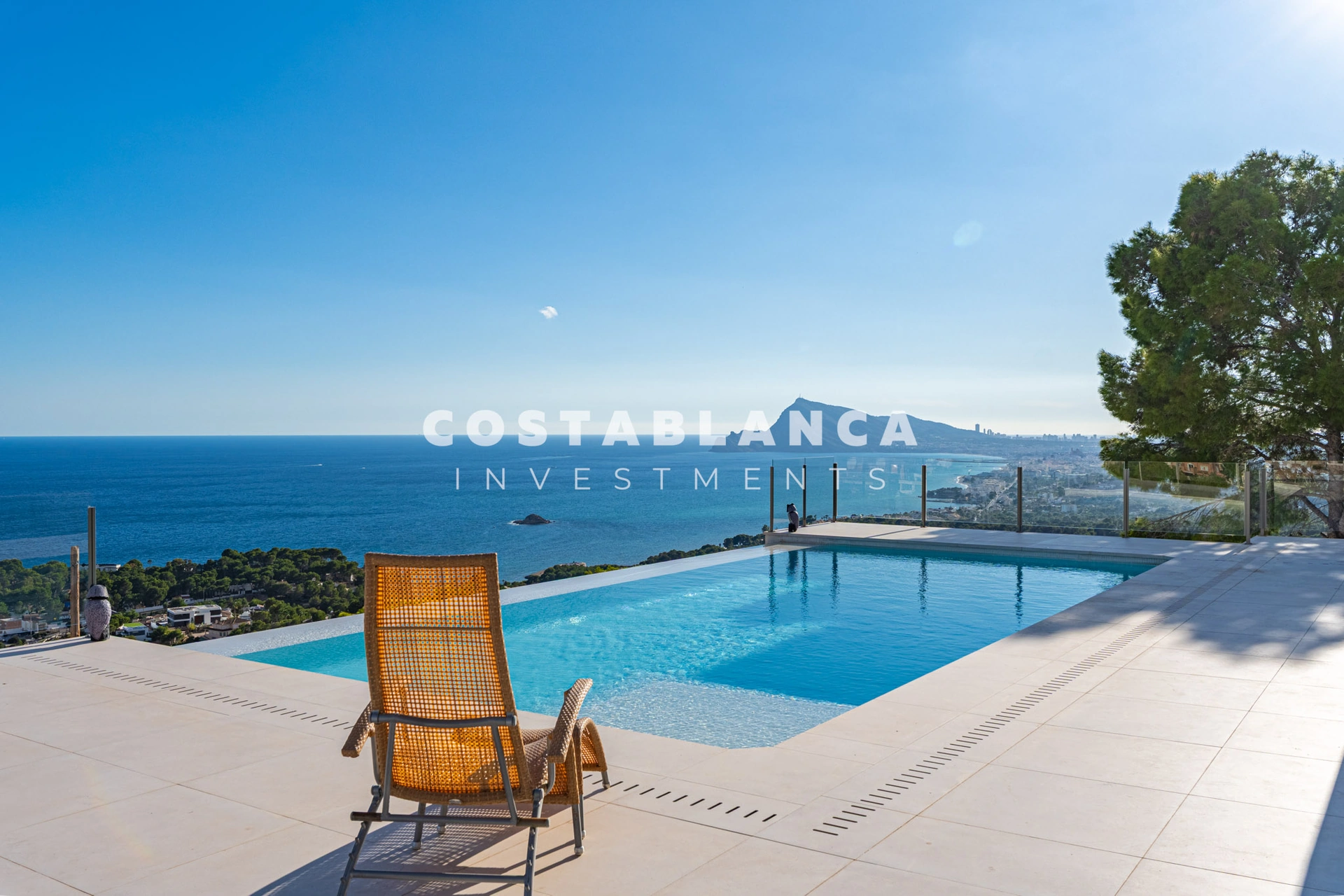 Vila de lux contemporană cu vederi panoramice la Mediterană de vânzare în Altea