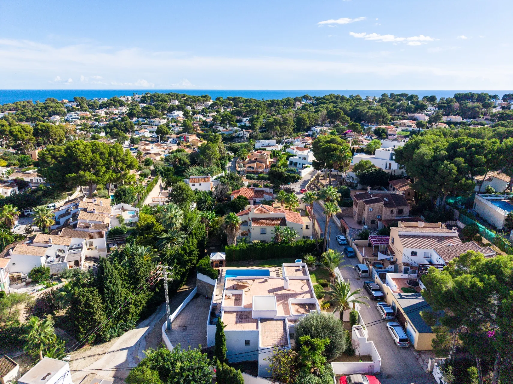 Vila spațioasă cu 10 camere de vânzare în Moraira, cu piscină privată și grădină.