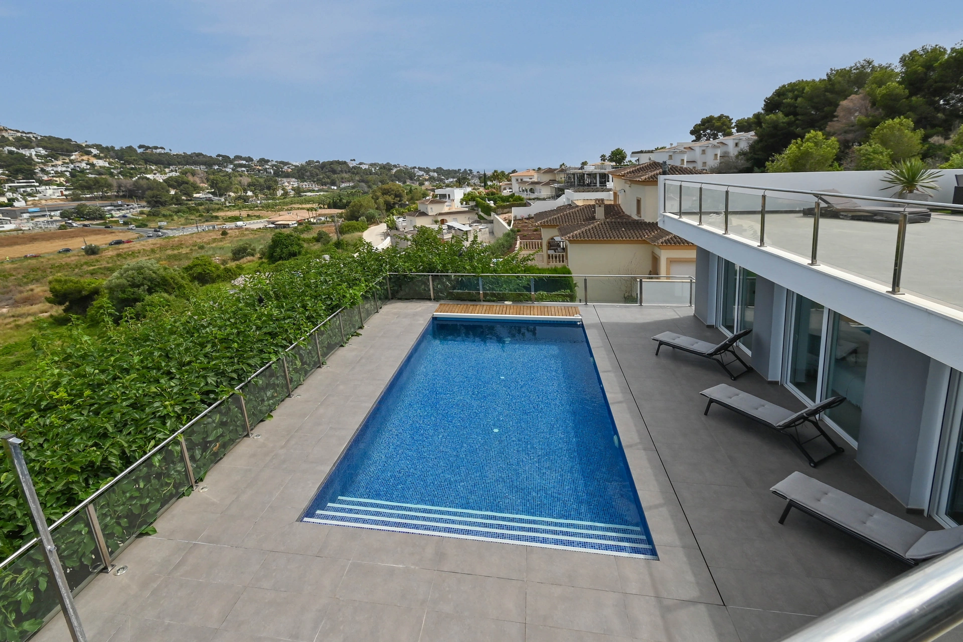 Vila contemporană cu piscină și jacuzzi de vânzare în Moraira