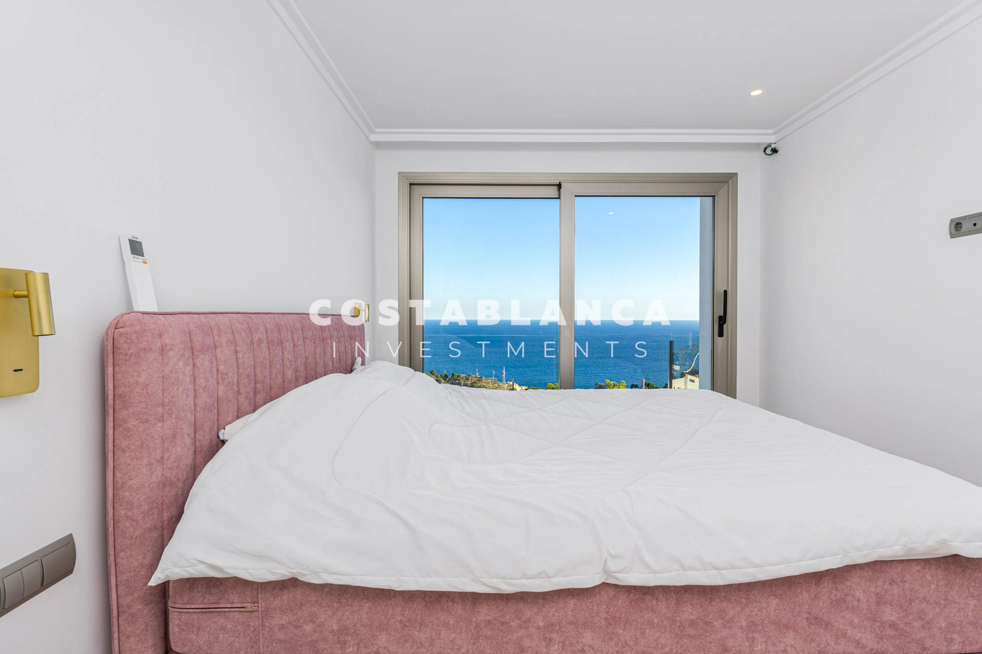 Vila de lux contemporană cu vederi panoramice la Mediterană de vânzare în Altea