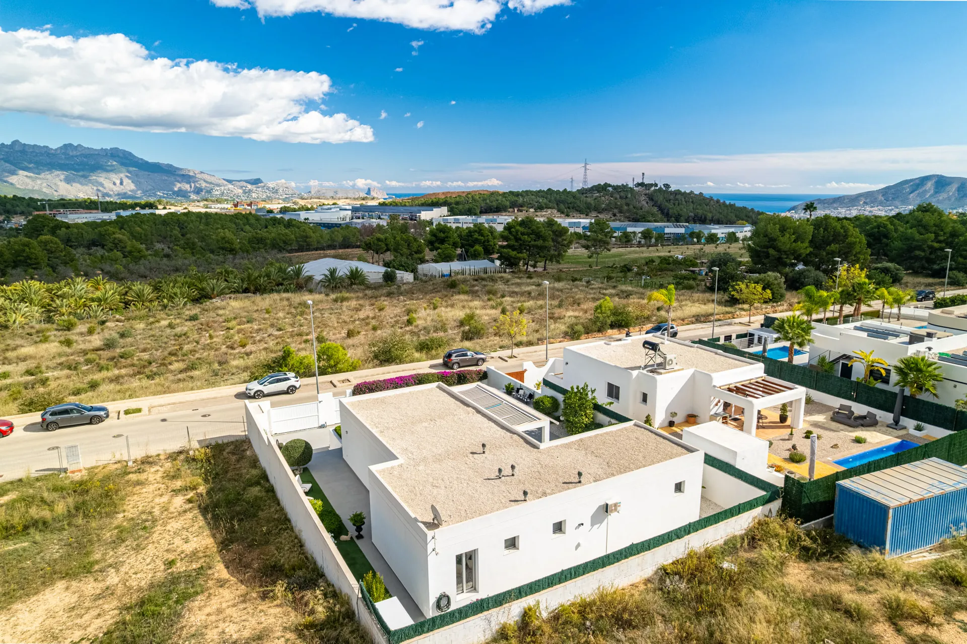 Vila modernă cu un etaj de vânzare în Polop, cu vedere la mare și la munte.