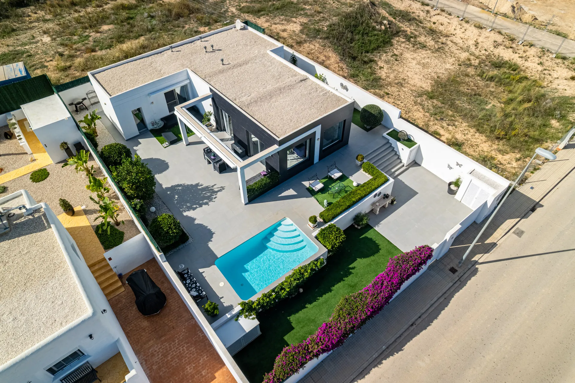 Vila modernă cu un etaj de vânzare în Polop, cu vedere la mare și la munte.