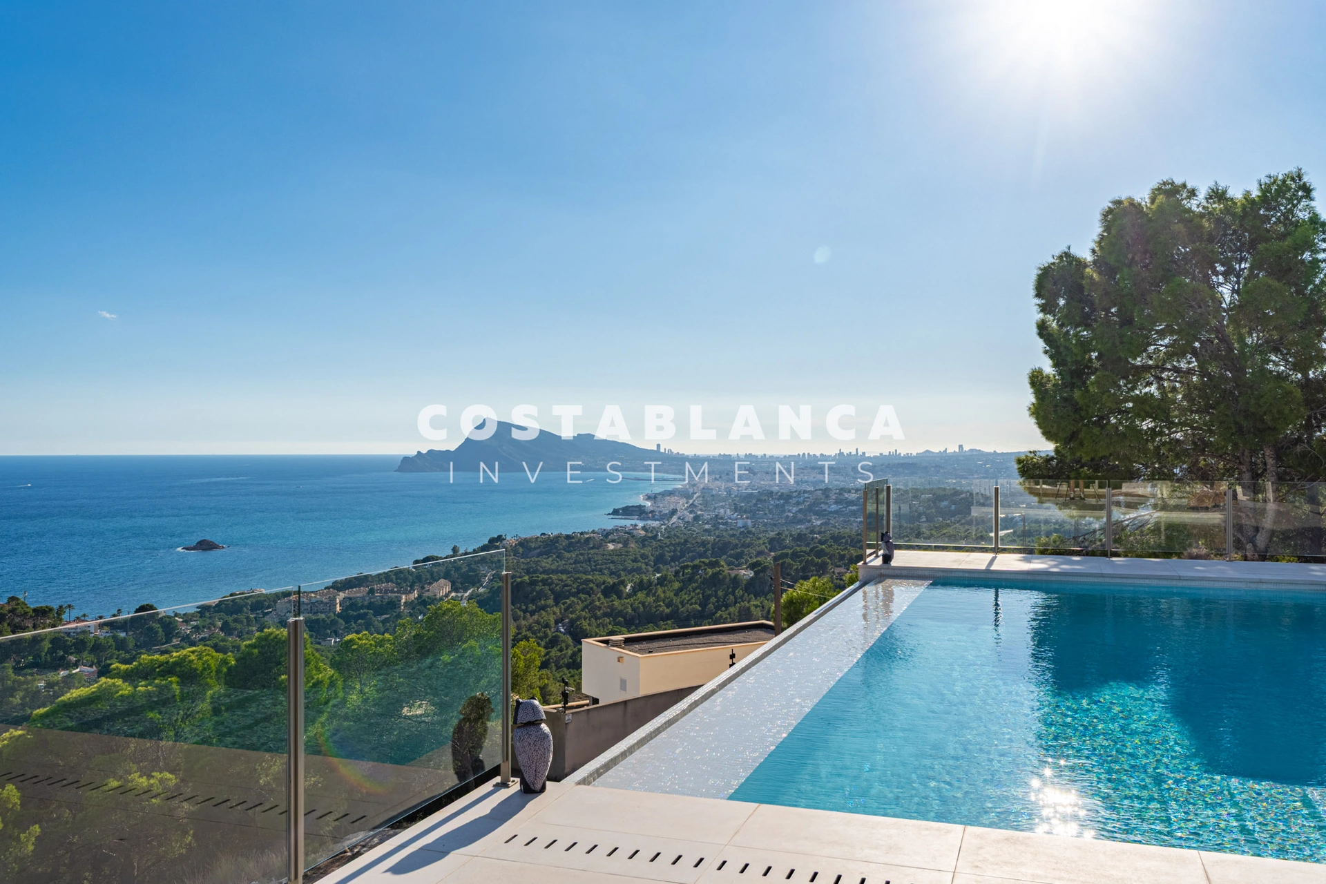 Vila de lux contemporană cu vederi panoramice la Mediterană de vânzare în Altea