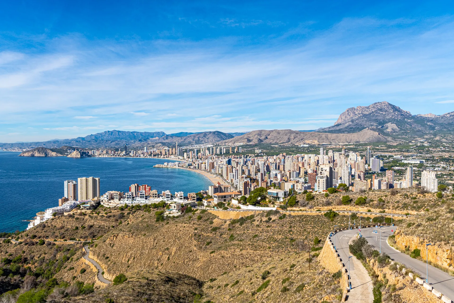 Vila de lux iconică cu vederi panoramice la mare de vânzare în Benidorm