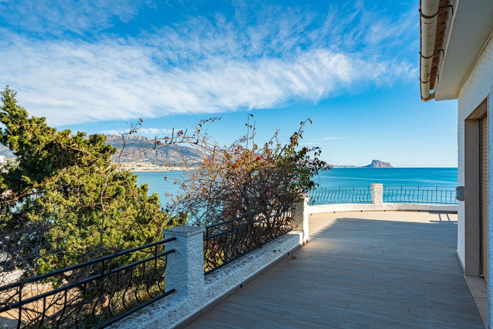 A once-in-a-lifetime opportunity on a cliff for sale in El Albir