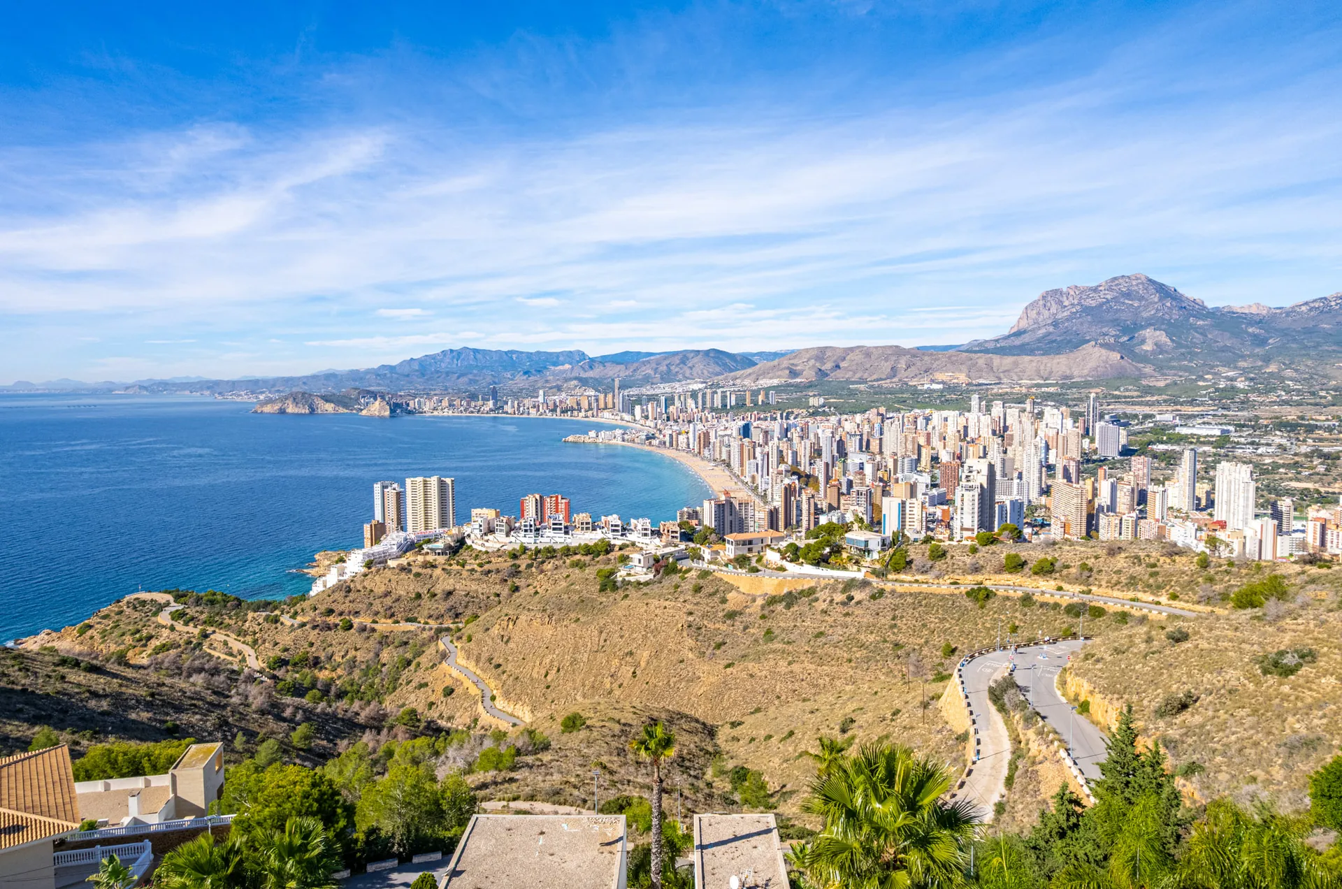 Vila de lux iconică cu vederi panoramice la mare de vânzare în Benidorm