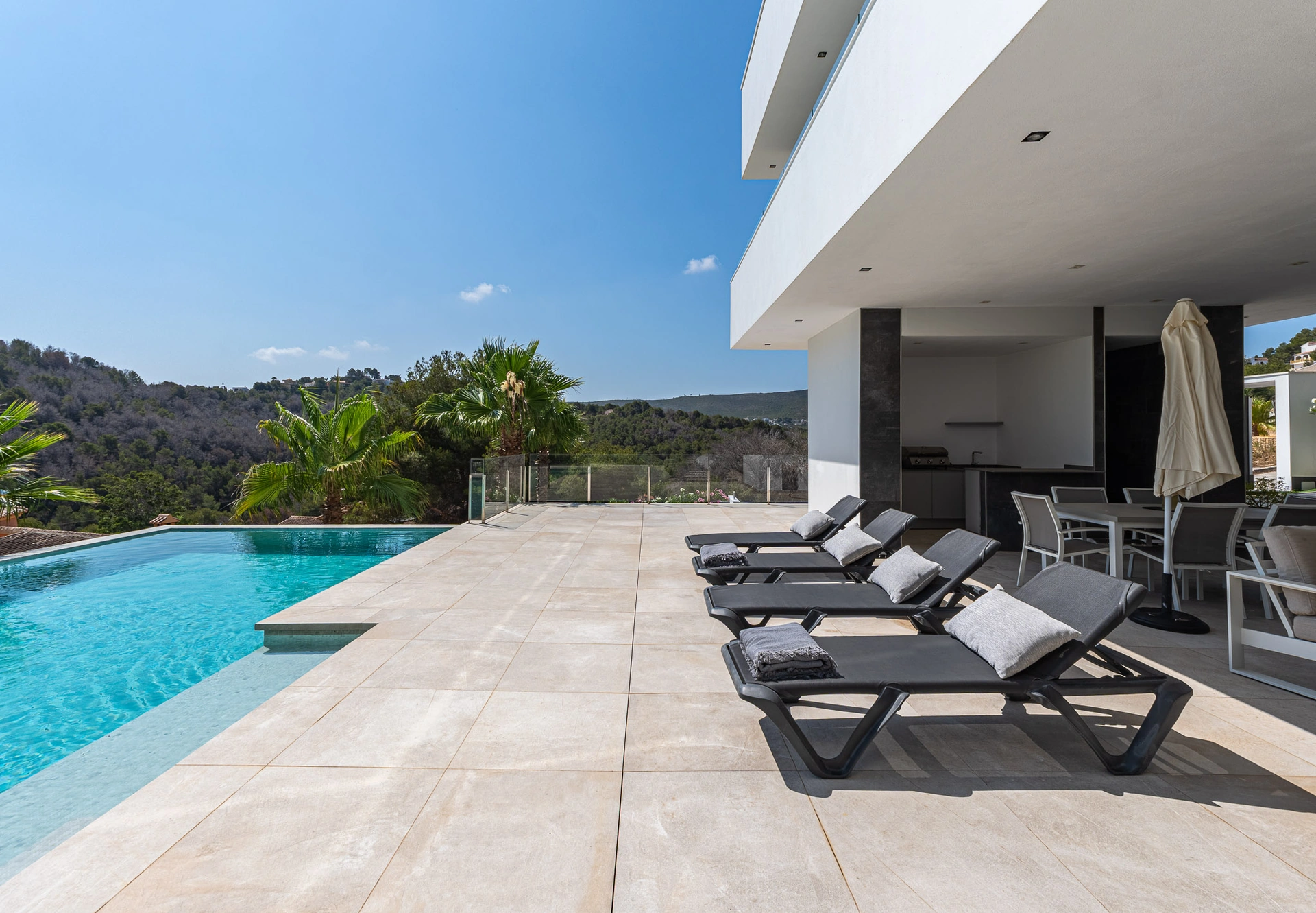 Vila de lux newly construită de vânzare în Jávea