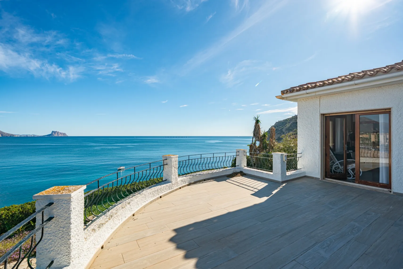 A once-in-a-lifetime opportunity on a cliff for sale in El Albir