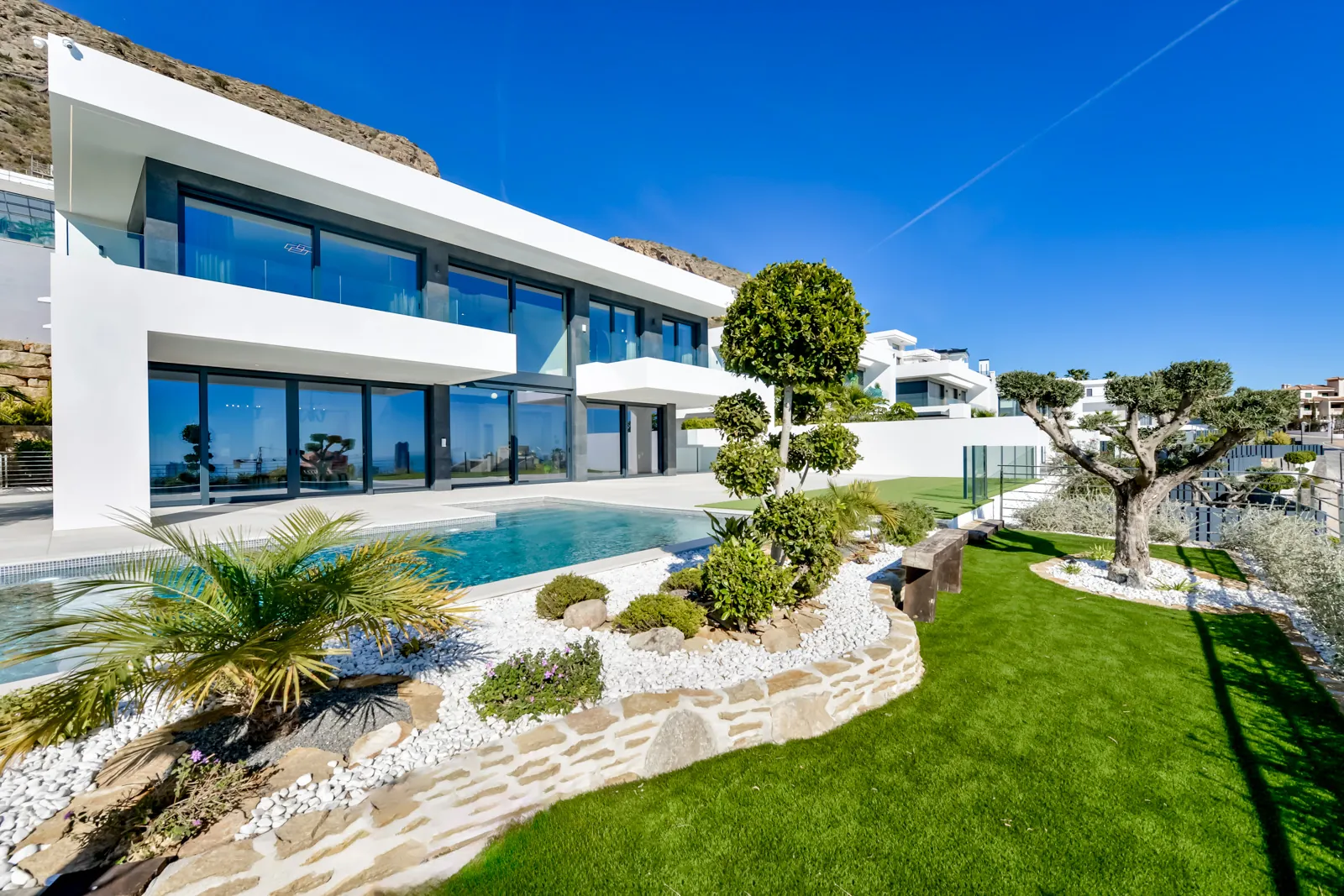 Modern villa for sale in Finestrat with panoramic sea views.