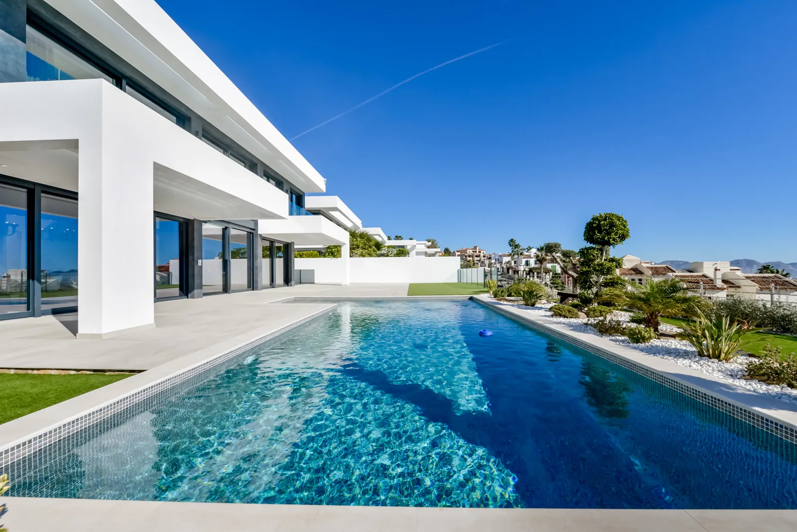 Modern villa for sale in Finestrat with panoramic sea views.