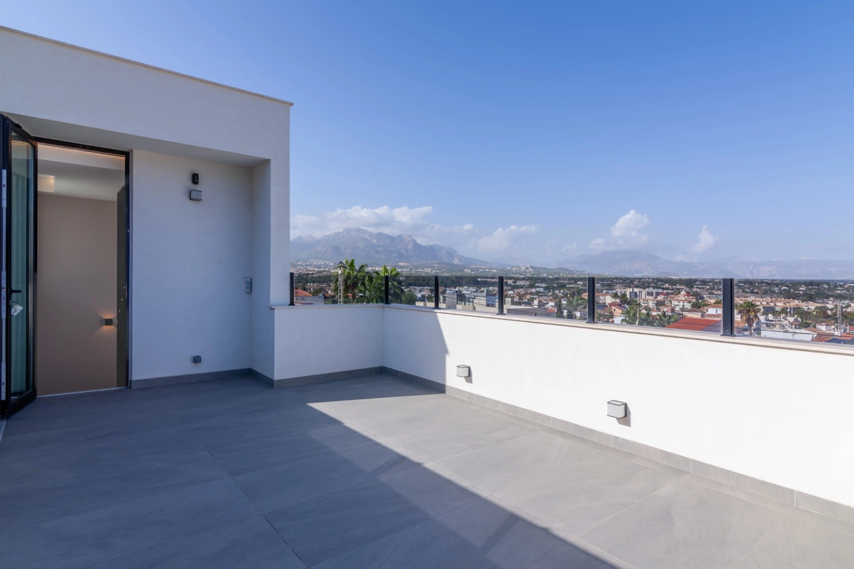 Vila modernă nou construită de vânzare în Albir, dotată cu tehnologie de înaltă performanță.