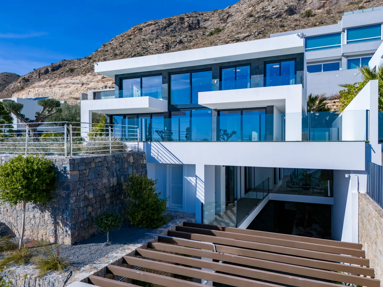 Modern villa for sale in Finestrat with panoramic sea views.