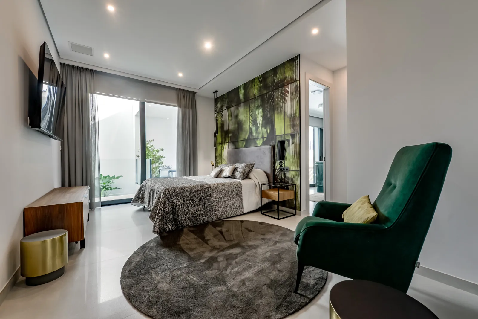 Modern villa for sale in Finestrat with panoramic sea views.