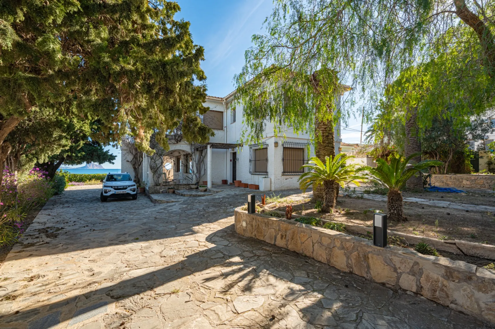 A once-in-a-lifetime opportunity on a cliff for sale in El Albir
