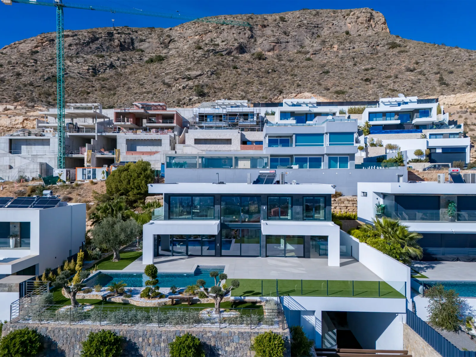 Modern villa for sale in Finestrat with panoramic sea views.