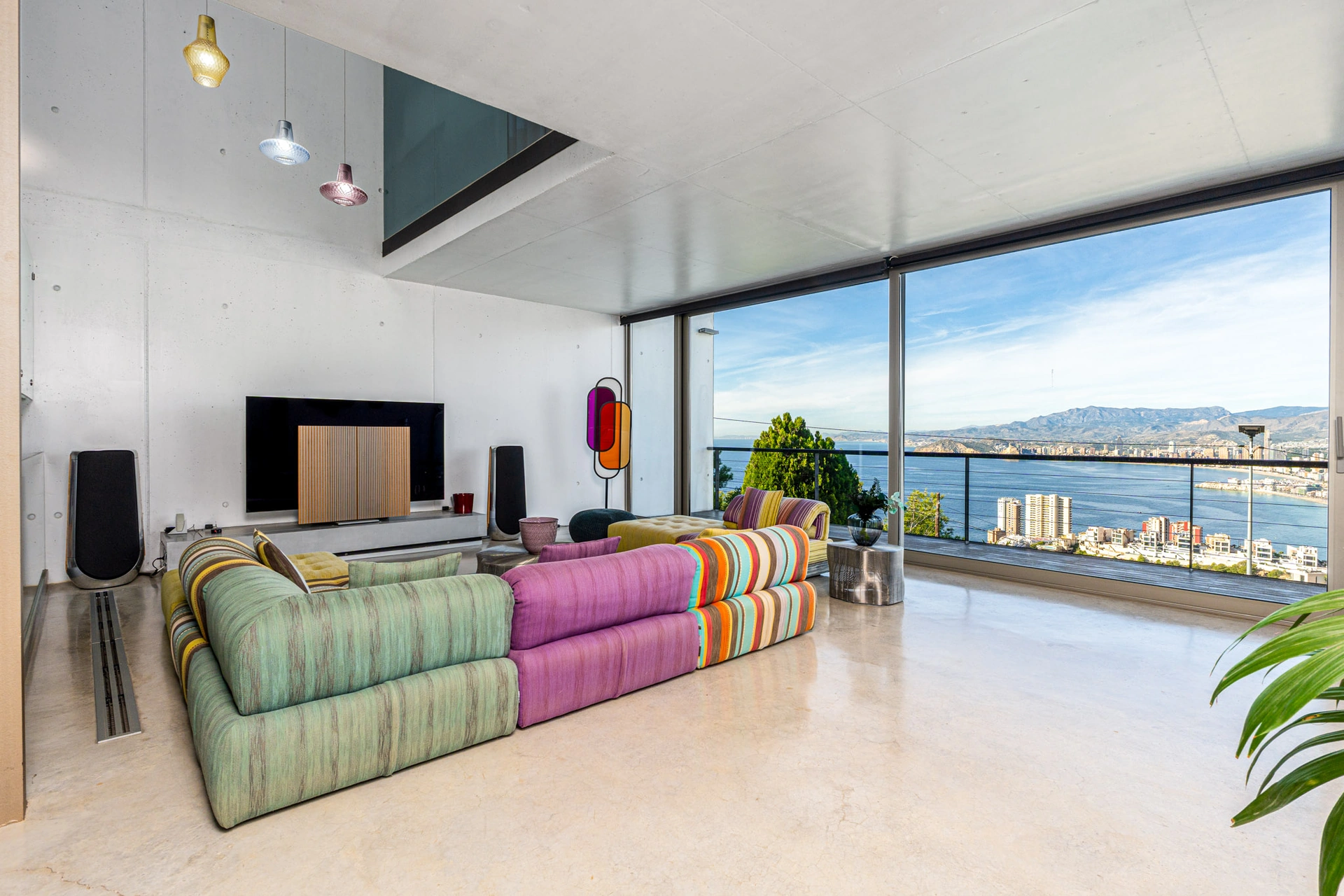 Vila de lux iconică cu vederi panoramice la mare de vânzare în Benidorm