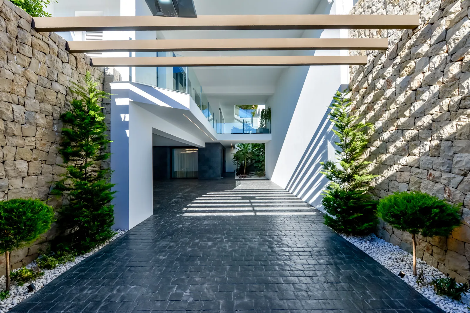 Modern villa for sale in Finestrat with panoramic sea views.