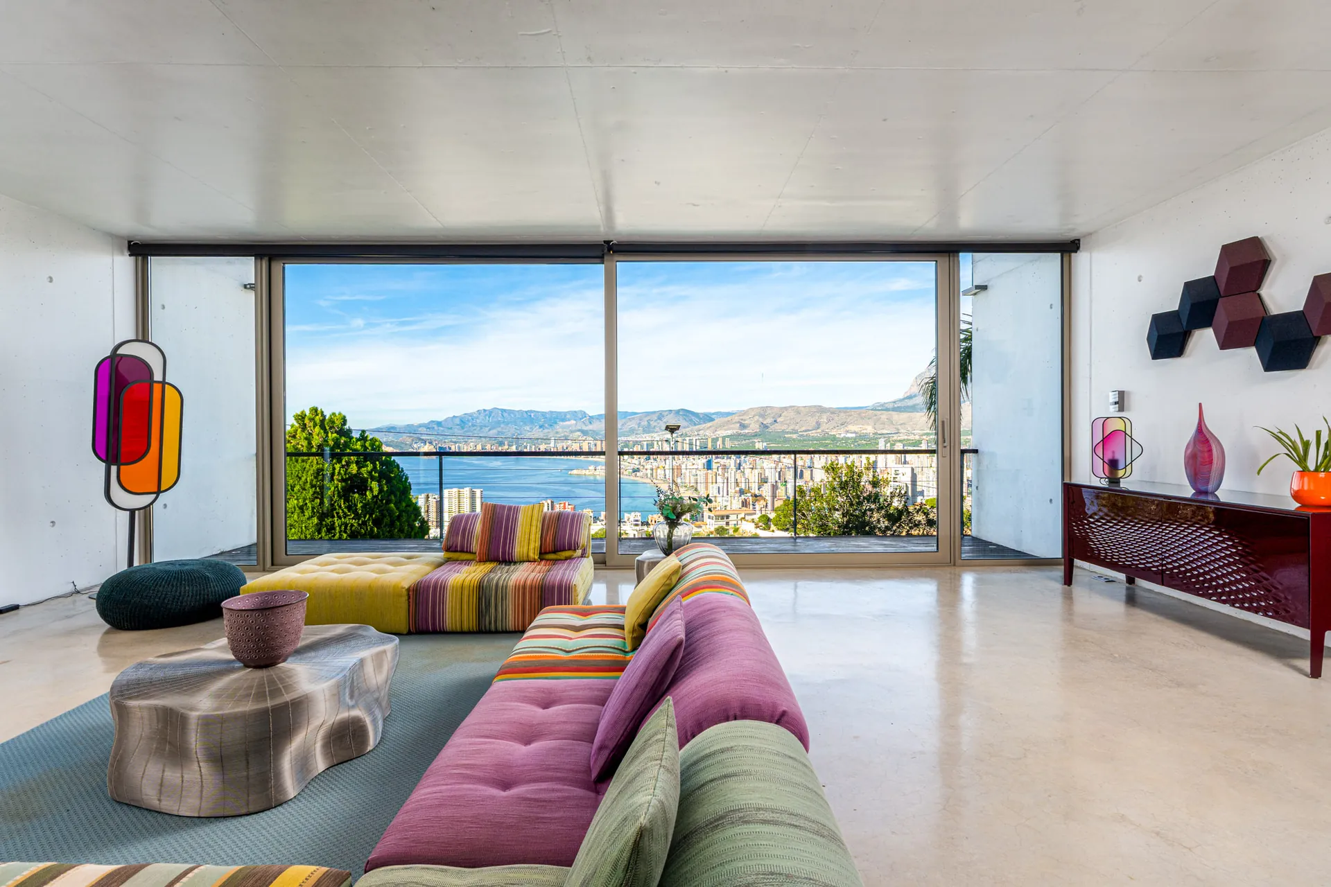 Vila de lux iconică cu vederi panoramice la mare de vânzare în Benidorm