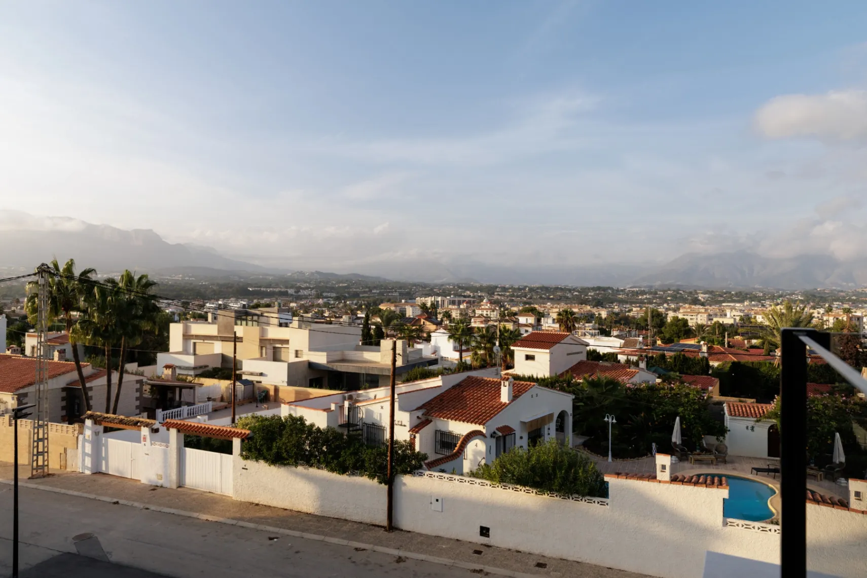 Vila modernă nou construită de vânzare în Albir, dotată cu tehnologie de înaltă performanță.