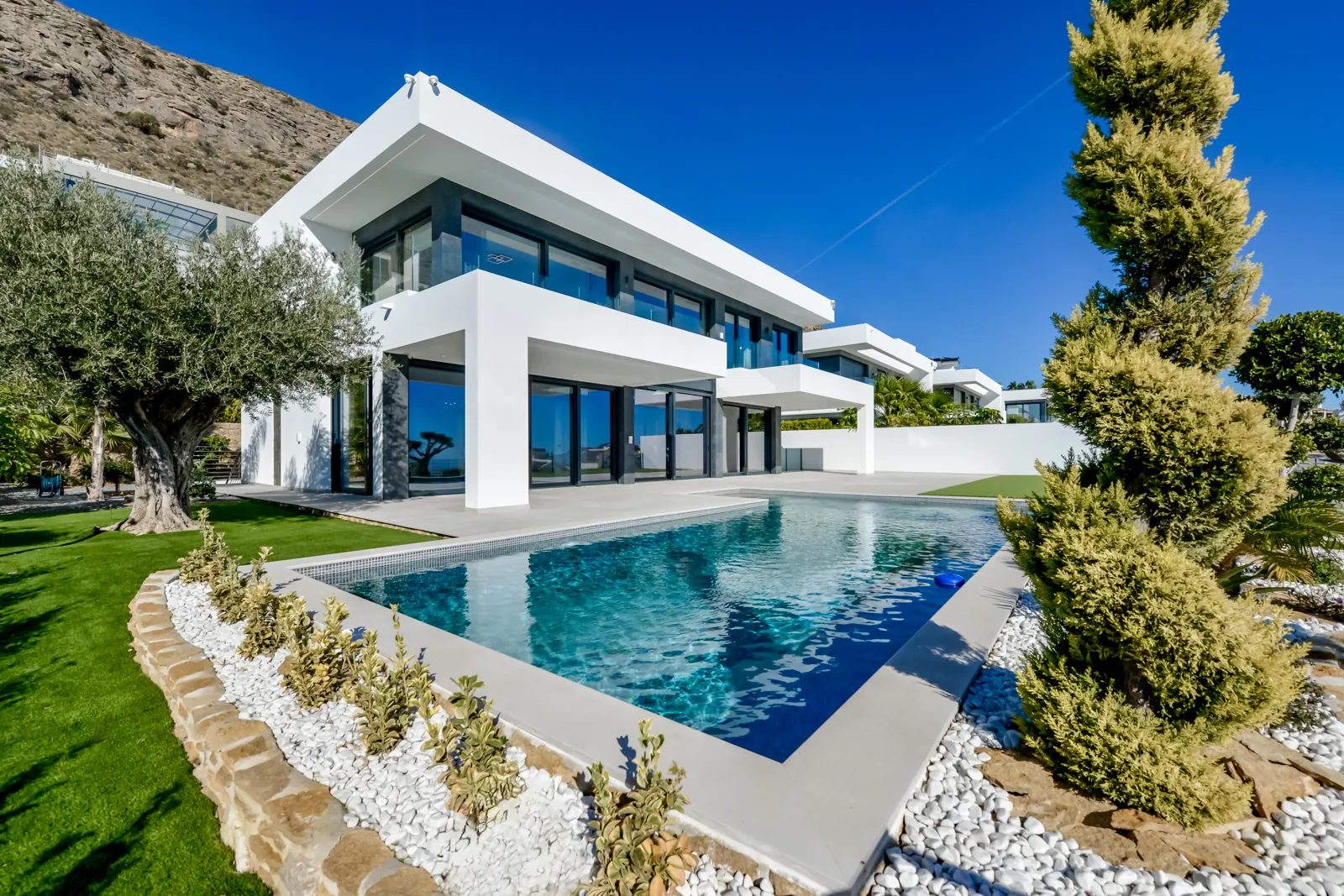 Modern villa for sale in Finestrat with panoramic sea views.