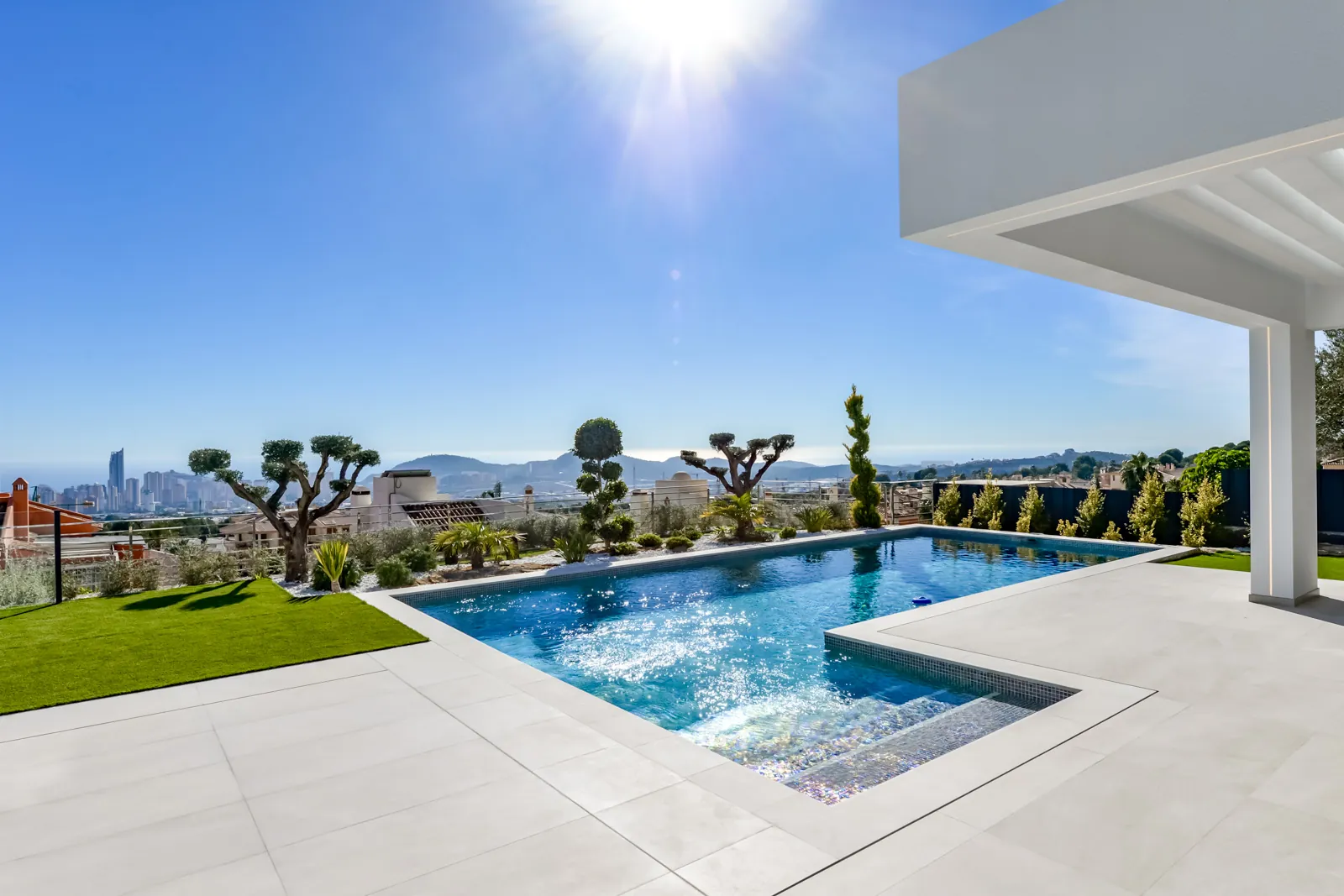 Modern villa for sale in Finestrat with panoramic sea views.