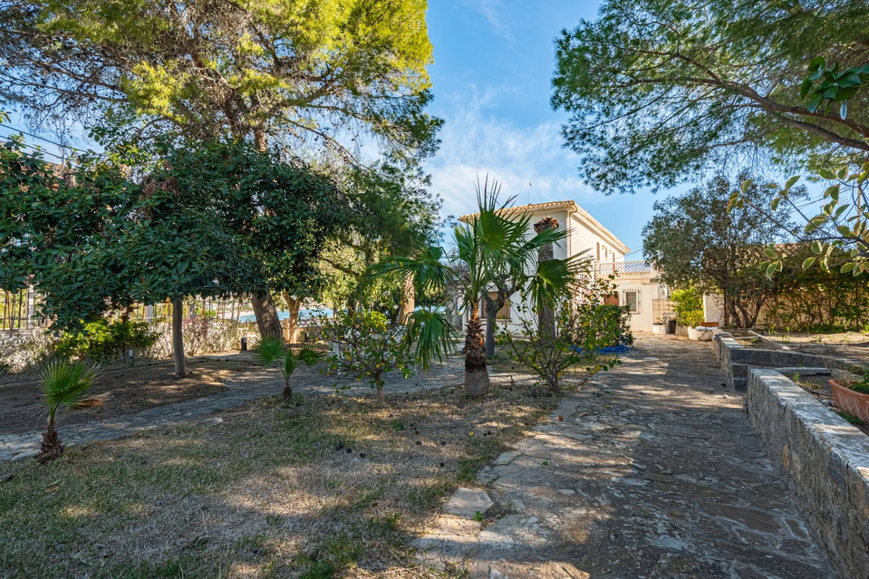 A once-in-a-lifetime opportunity on a cliff for sale in El Albir