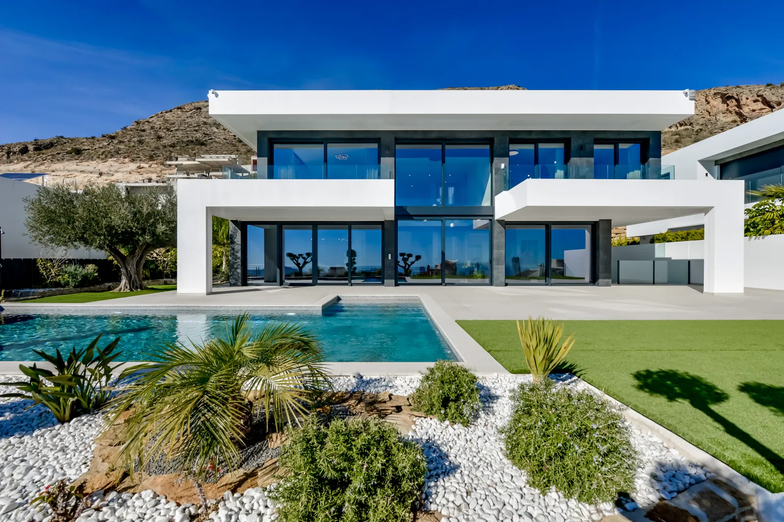 Modern villa for sale in Finestrat with panoramic sea views.