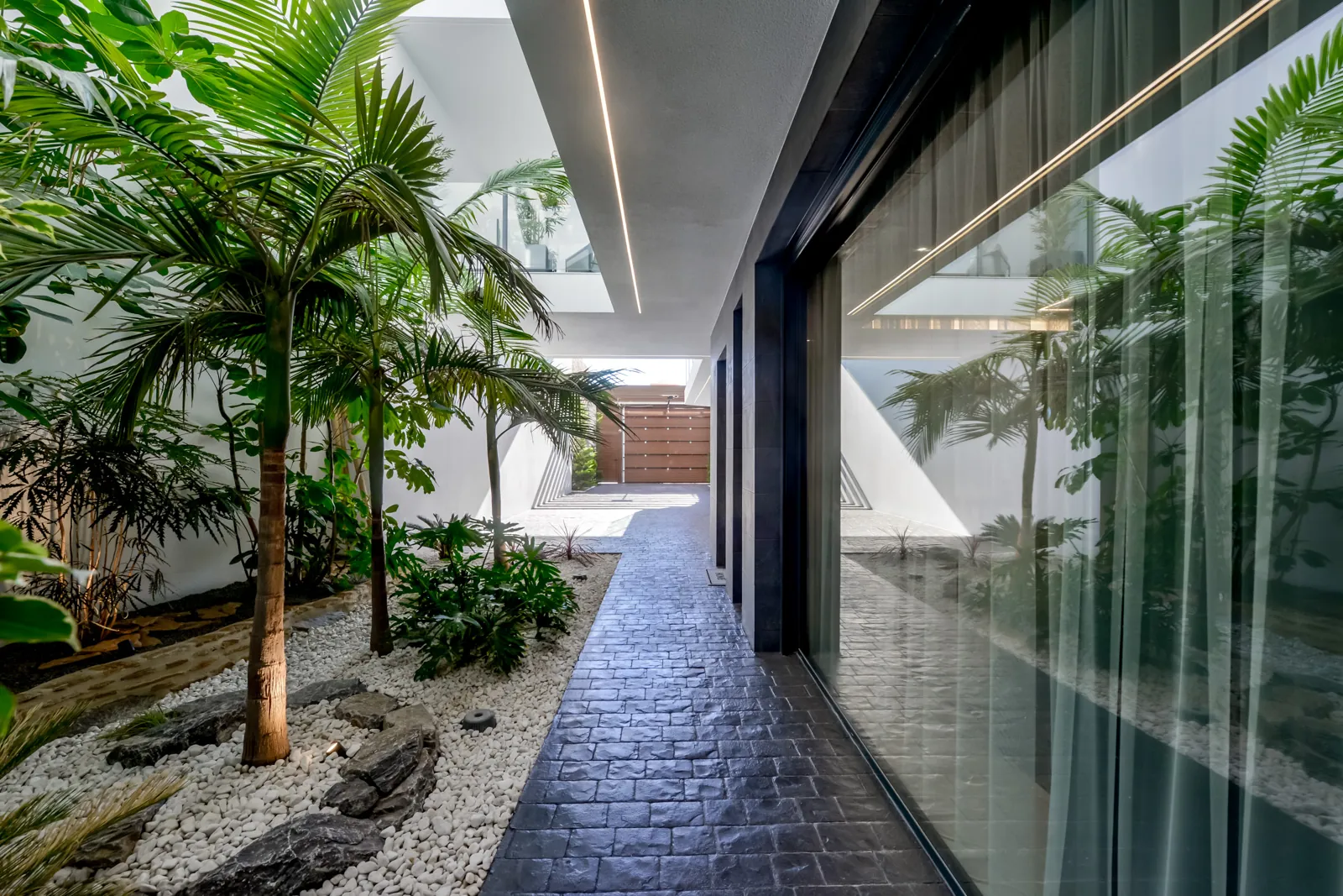 Modern villa for sale in Finestrat with panoramic sea views.