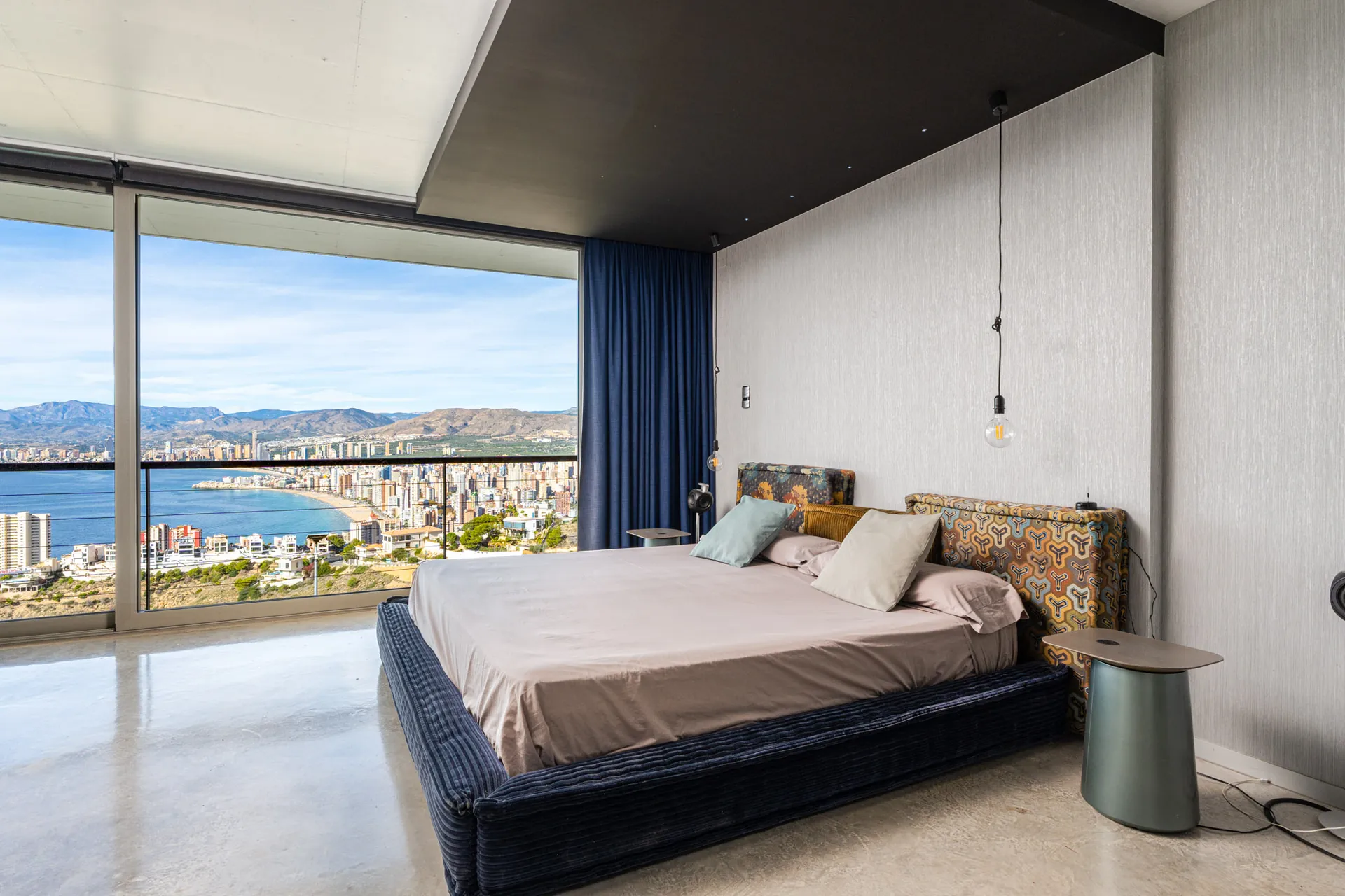Vila de lux iconică cu vederi panoramice la mare de vânzare în Benidorm