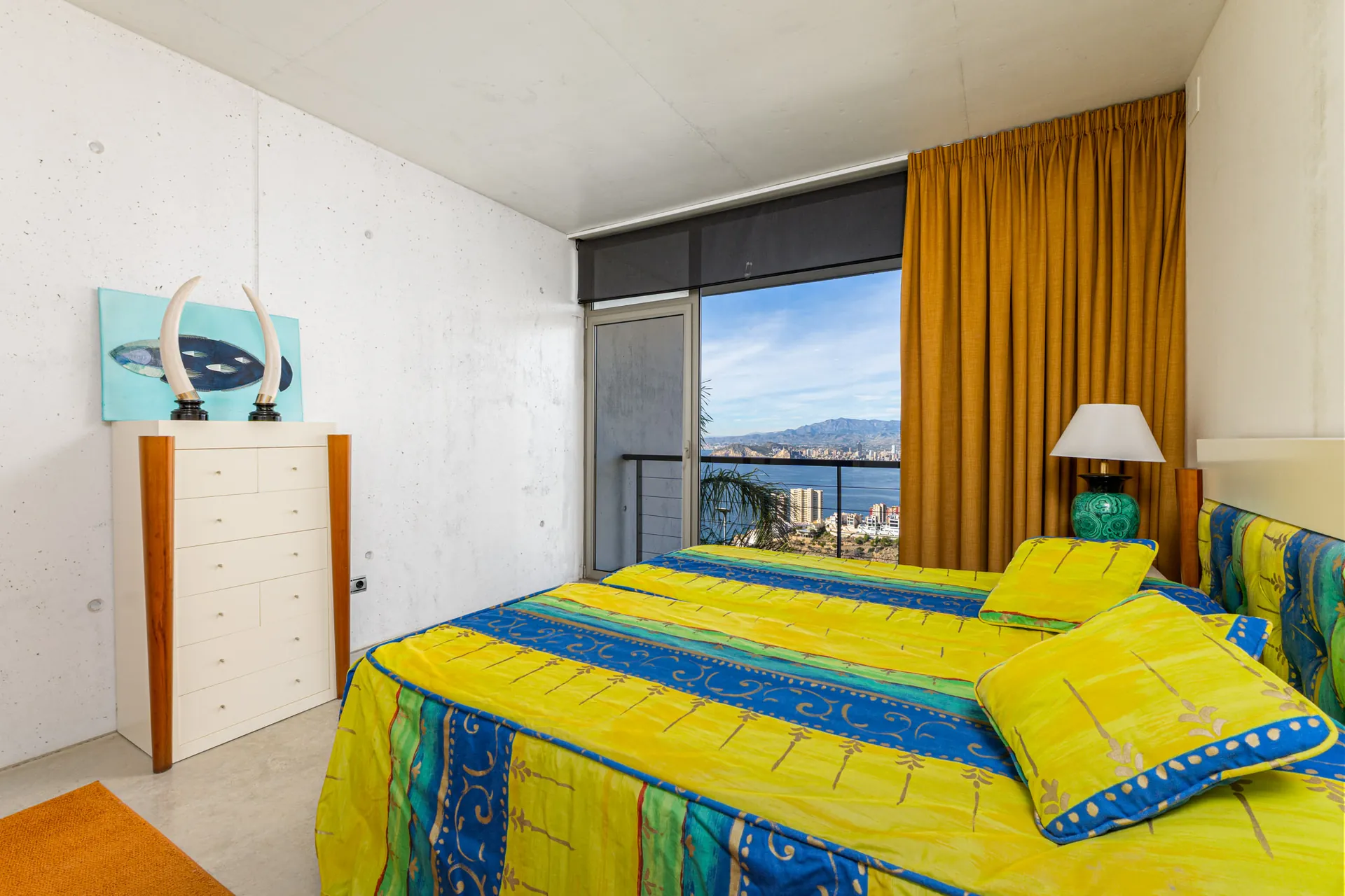Vila de lux iconică cu vederi panoramice la mare de vânzare în Benidorm